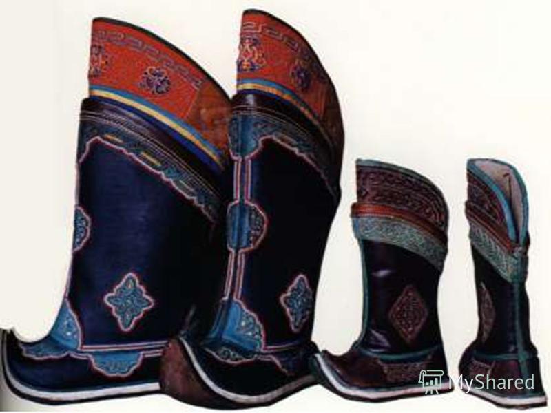 Обувь поршневидного типа состоит из 3 частей : - - носок - подошва Башмаковидный был известен, как эрмэг гутал. Загнутый носок был удобен при верховой езде и связан.