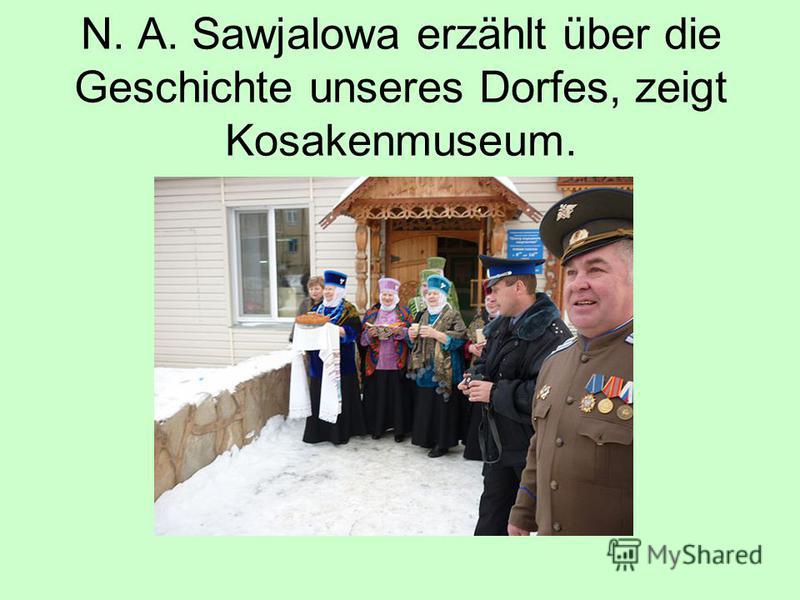 N. A. Sawjalowa erzählt über die Geschichte unseres Dorfes, zeigt Kosakenmuseum.